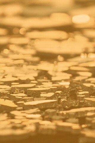 Битое стекло в лучах солнца обои