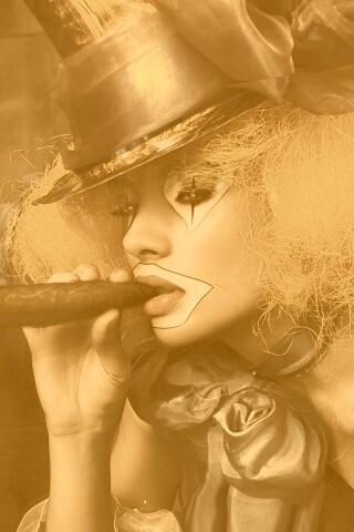 Девушка клоун курит сигару обои