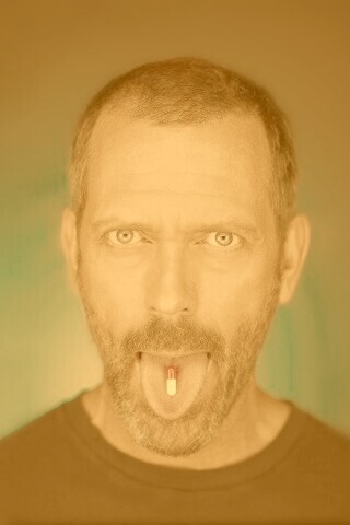 Доктор Хаус с таблеткой на языке обои