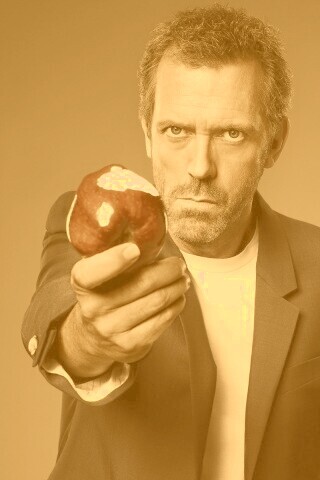 Доктор Хаус с яблоком в руке обои