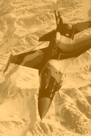 Истребитель над снежными пиками гор обои