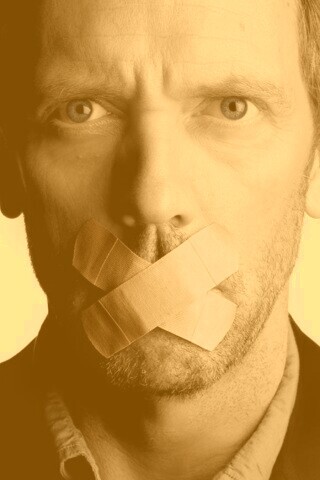 Хаус с пластырем на рту обои