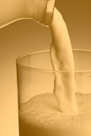 Молоко наливают в стакан обои