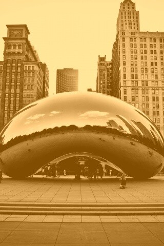 Отражение города в зеркальном монументе обои