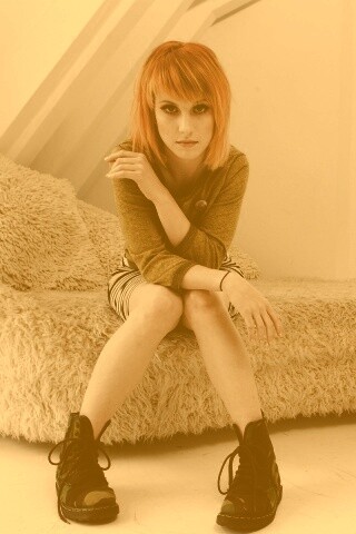 Рыжая в комнате обои