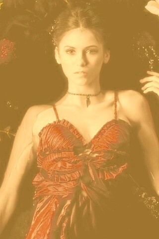 Женщина в красном платье обои