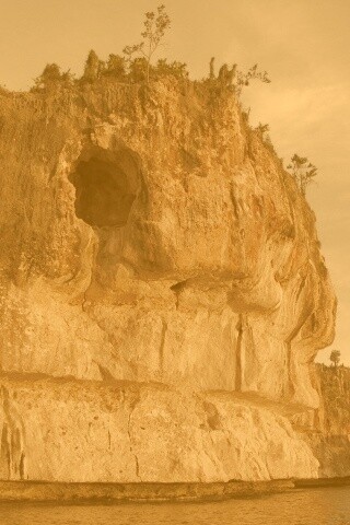 Пещера в скале над морем обои