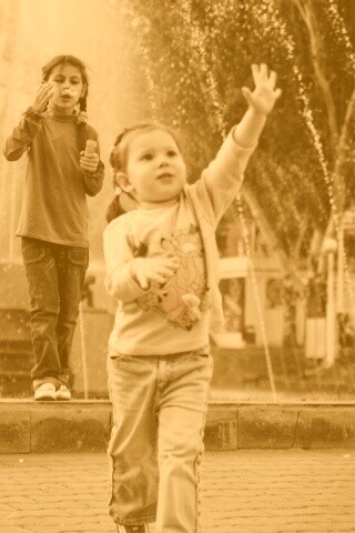 Дети у фонтана обои