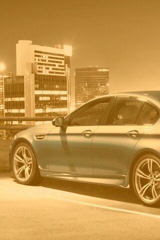 BMW F10 на городской парковке обои