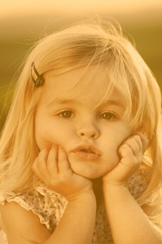 Малышка грустит обои