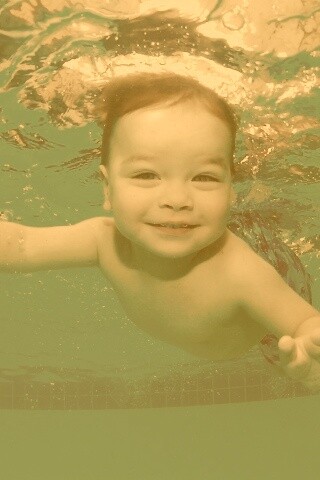 Маленький пловец обои