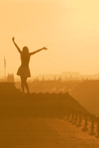 Девушка на крыше обои