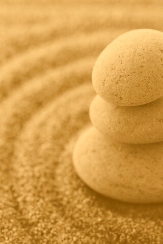 Пирамидка в саду камней обои