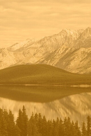 Озеро в предгорье обои