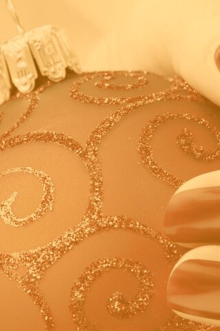 Елочная игрушка в руке обои