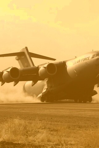 Грузовой самолёт на посадке обои