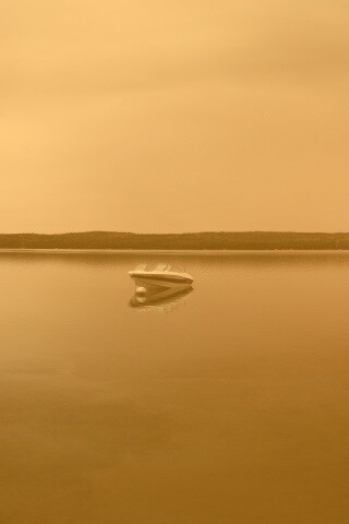 Катер на озере обои