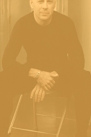 Брюс Уиллис на раскладном стуле обои