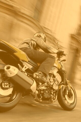 Ямаха и наездник на улицах города обои