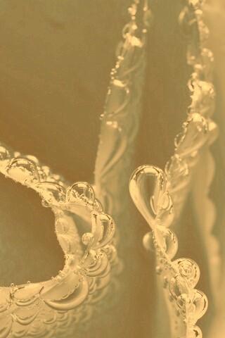 Капельки росы на синих лепестках обои