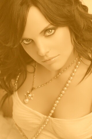 Брюнеточка с желанием в глазах обои