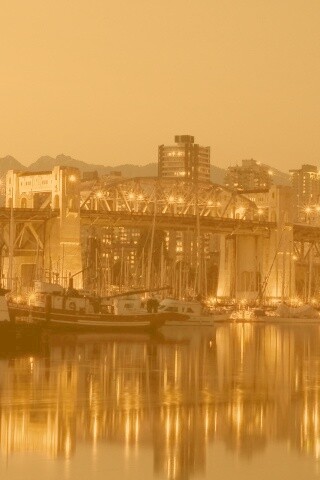 Мост и катера на закате обои