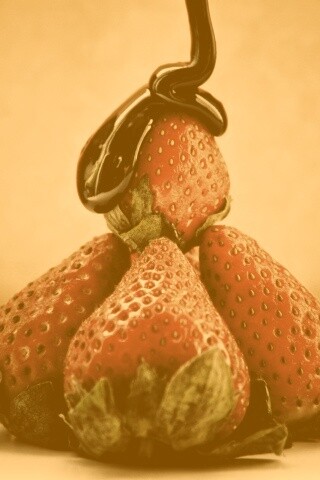 Аппетитная клубничка с шоколадом обои