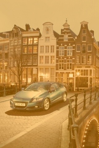 Автомобиль на мосту в свете фонаря обои