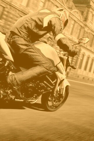 Мотоциклист мчится по городу обои