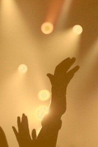 Руки людей на концерте обои