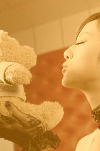 Азиатка любит медвежонка обои