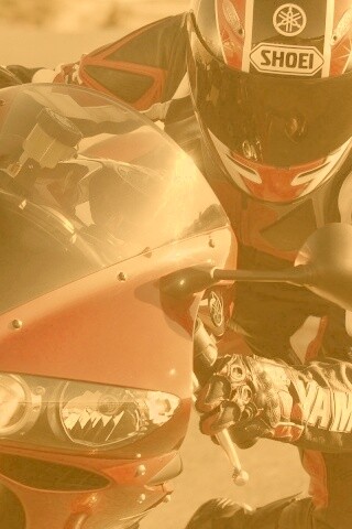 Мотоциклист на красной ямахе обои