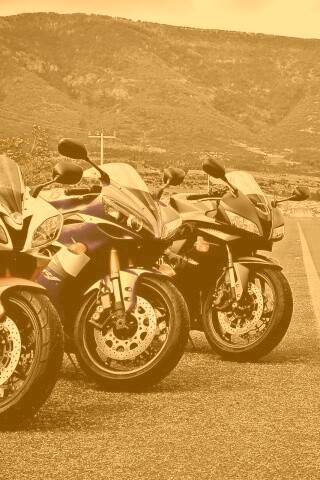 Раллийные мотоциклы на дороге обои