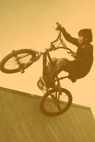 Мальчик на рампе обои