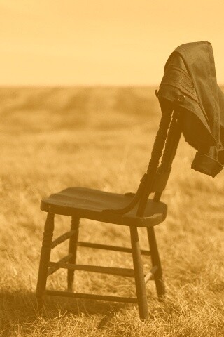 Стул в поле обои