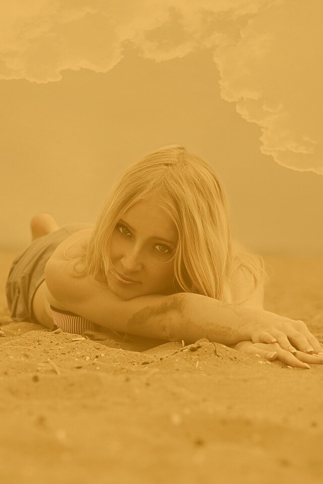 Девушка на пляже обои