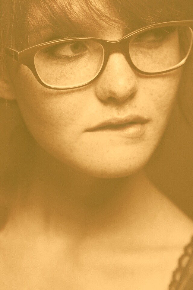 Рыженькая кусает губу обои