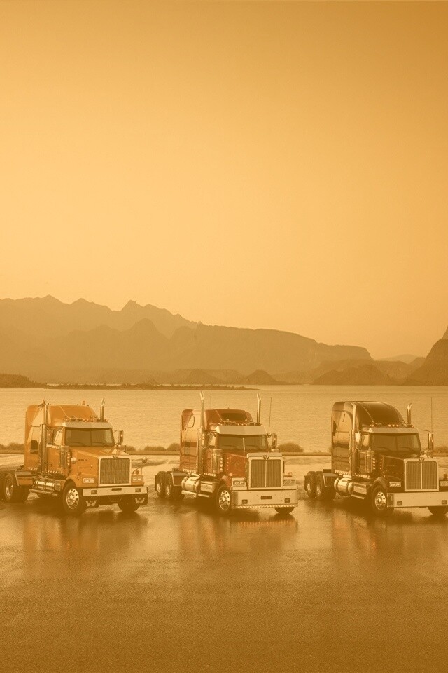 Тягачи на фоне озера обои