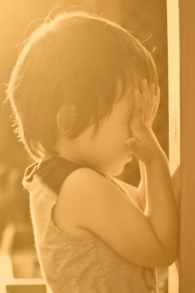 Малыш играет в прятки обои