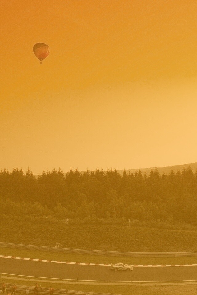 Воздушный шар над треком обои