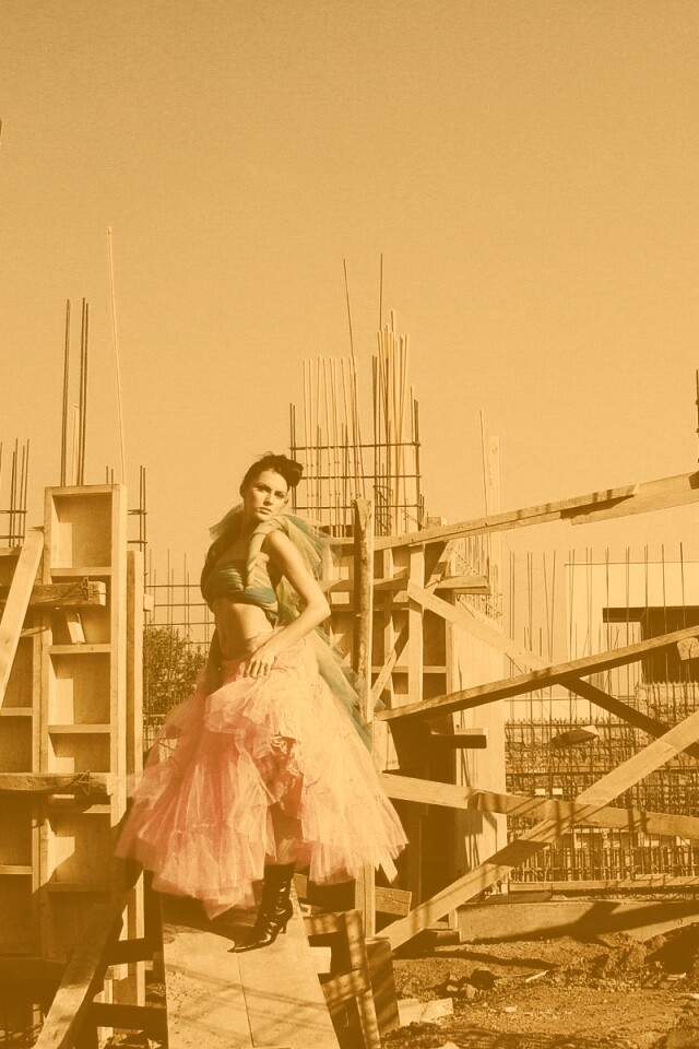 Девушка на стройке обои