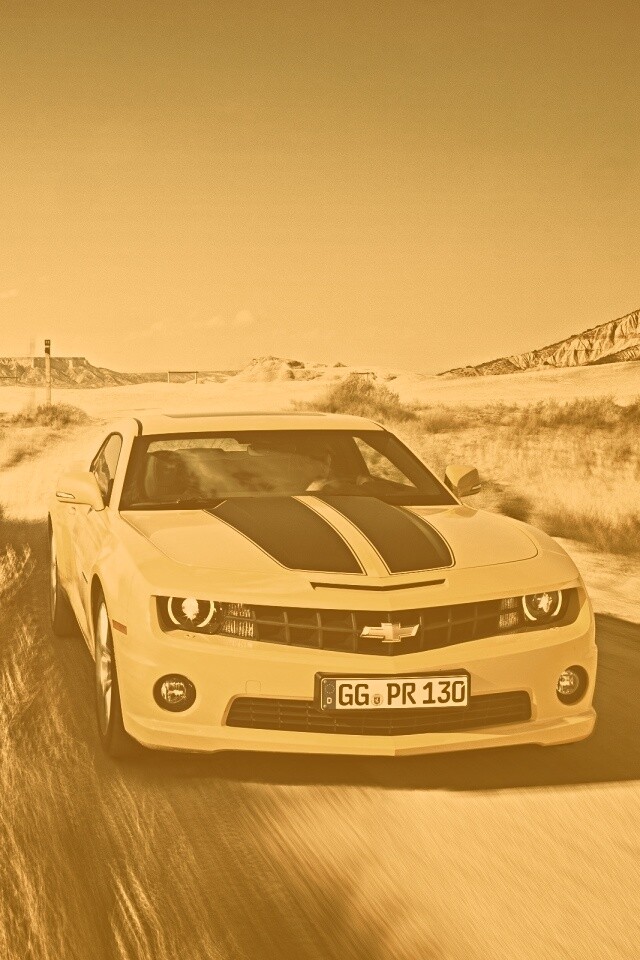 Камаро на пустынной дороге обои
