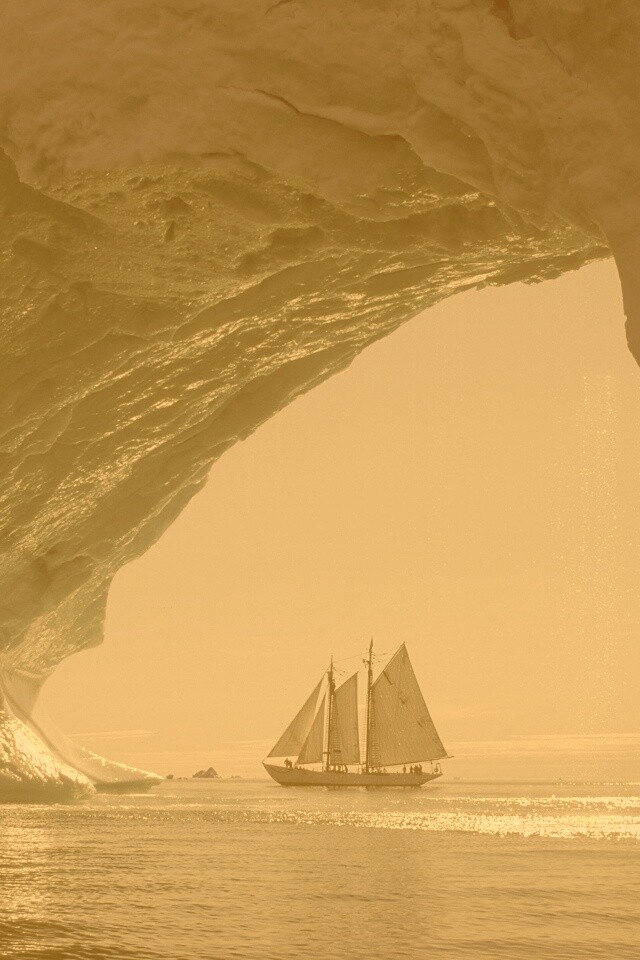 Парусник под ледяной аркой обои