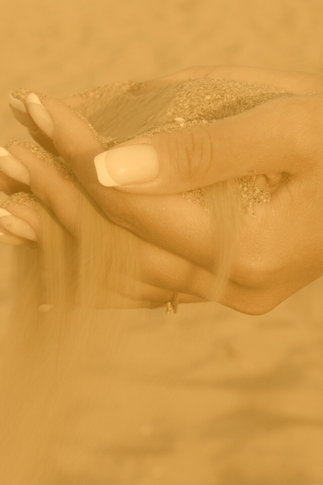 Песок сквозь пальцы обои