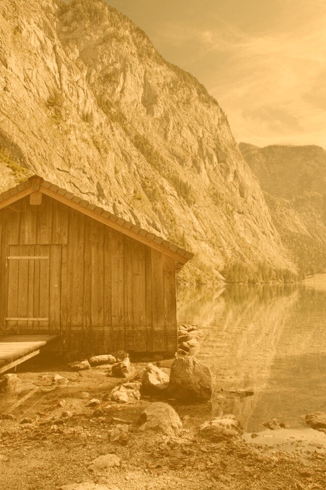 Лодный сарай на горном озере обои