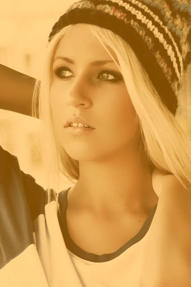 Блондинка в вязанной шапке обои