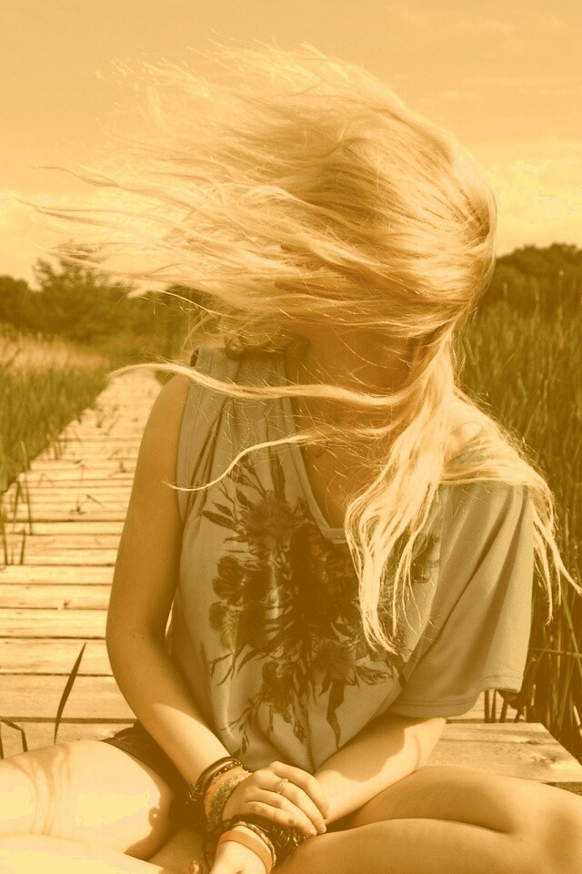 Девушка и ветер обои