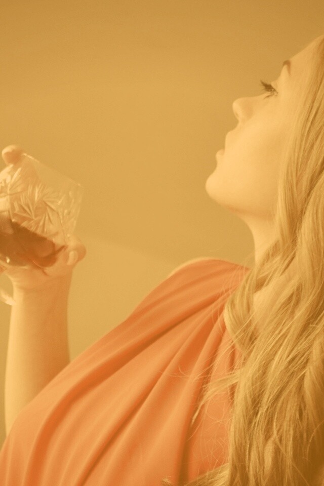 Девушка с бокалом обои