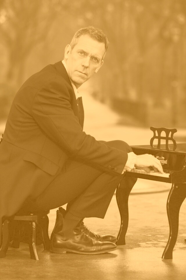 Хью Лори за маленьким роялем обои