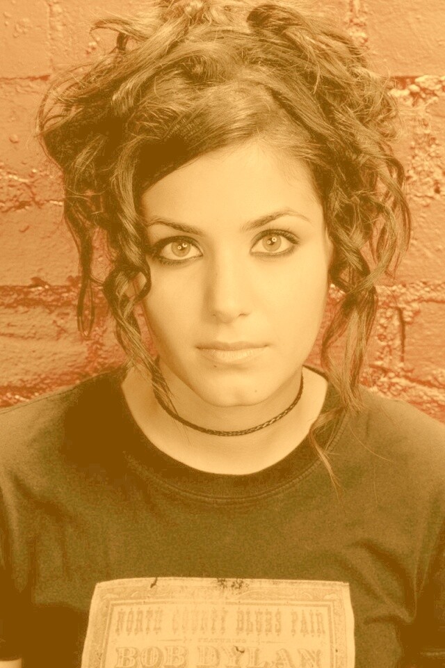 Подросток на фоне розовой кирпичной стены обои